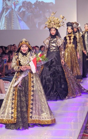 Anniesa Hasibuan Bawa Bendera Indonesia Saat Show di Couture Fashion Week, NY