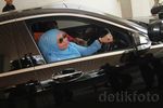 Lupakan Cerai Sejenak, Muzdhalifah Tampil Kece Berkacamata Hitam