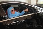 Lupakan Cerai Sejenak, Muzdhalifah Tampil Kece Berkacamata Hitam