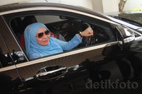 Ia mengenakan baju biru dan kerudung berwarna senada. Pool/Gusmun/detikFoto.