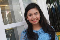 Rambut panjangnya ia biarkan tergerai. Pool/Gusmun/detikFoto.     