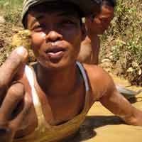 Ribuan Gurandil Cari Emas di Tambang Legenda Pongkor