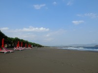 Pantai Watu Ulo terletak sekitar 45 Km di selatan Jember, bersebelahan dengan Pantai Tanjung Papuma dan Pantai Payangan. Tiga pantai ini menjadi primadona wisata bahari di Kabupaten Jember (Sastri/detikTravel)