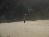 Ada legenda-legenda lain yang menarik di Pantai Watu Ulo. Ada yang bilang, formasi bebatuan tersebut adalah naga yang bertapa ratusan tahun lamanya. Naga itu dikatakan sangat besar, kepalanya di Jawa Tengah dan ekornya di Banyuwangi (Sastri/detikTravel)