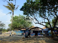 Pantai Watu Ulo punya fasilitas umum yang cukup lengkap. Restoran seafood dan kelapa muda berderet di pesisir. Pantai ini juga bersih dan bebas sampah (Sastri/detikTravel)