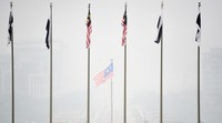Bendera Malaysia berkibar di tengah kabut asap. Pool/Maman Vatsyayana/AFP/detikFoto.