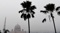 Kabut asap menyelimuti Masjid Putra di Putrajaya, Malaysia. Pool/Maman Vatsyayana/AFP/detikFoto.