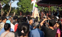 Sebanyak 8 ribu butir bakpia di bawa dalam kirab yang dikawal berbagai kelompok kesenian yang ada di Kelurahan Ngampilan. Satu buah gunungan lanang berisi 4 ribu bakpia. Satu buah gunungan wadon berisi 2 ribuan bakpia dan 2 ribu bakpia dibawa para peserta kirab. Semuanya diperebutkan dalam acara puncak merti bakpia di halaman bekas pabrik Tegel Cap Kuntji.