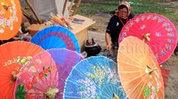 Perajin payung dari Juwiring, Klaten, sedang melukis payung di area Festival Payung Indonesia 2015.