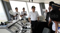 Jonan berbincang dengan para staf Menara Air Traffic Control (ATC) Bandara Kalimarau.