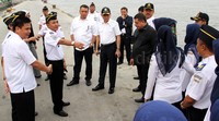 Jonan didampingi jajarannya meninjau Pelabuhan Kelas III Tanjung Redeb.