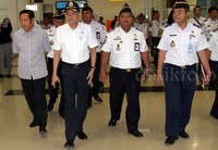 Jonan meninjau Bandara Kalimarau didampingi Kepala Bandara Kalimarau Bambang Hartato dan Kapuspenkom Kemenhub JA Barata, dan Bupati Berau Makmur HAPK, dan lainnya.