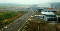 Tampak para pekerja sedang membangun gedung pemadam kebakaran di areal bandara.