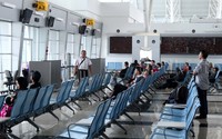 Bandara yang dikelola UPT Ditjen Hubud ini terasa nyaman. Musik etnik khas dayak Berau mengalun di ruangan setiap saat.