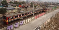 KRL Commuter Line menunggu antrean untuk jalan di simpangan kereta Stasiun Tanah Abang, Jakarta Pusat, Senin (14/9/2015).