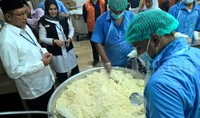 Ditemani Direkur Pelayanan Haji Luar Negeri dan Kepala Seksi Urusan Katering PPIH Makkah Abdullah, Lukman Hakim melihat proses pembuatan paket makanan jemaah mulai dari pengolahan sampai pengepakan.