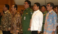 Mereka tampak menyanyikan lagu Indonesia Raya.