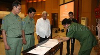 Mendagri Tjahjo Kumolo menandatangani peluncuran program Zona Integritas.