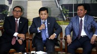 Ketua DPR Setya Novanto (tengah) didampingi Wakil Ketua DPR Fadli Zon (kiri) dan Ketua BURT Roem Kono (kanan) mengadakan jumpa pers terkait pertemuan dengan Donald Trump. Pool/Lamhot Aritonang/detikFoto.