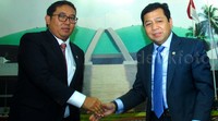 Fadli Zon berjabat tangan dengan Setya Novanto. Pool/Lamhot Aritonang/detikFoto.