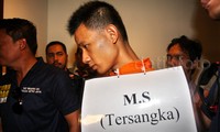 Nursalim melakukan rekonstruksi dengan berkalung tersangka. Pool/Lamhot Aritonang/detikFoto.