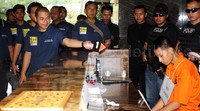 Nursalim melakukan adegan pertama di meja resepsionis. Pool/Lamhot Aritonang/detikFoto.