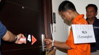 Nursalim memperagakan saat membetulkan pintu apartemen yang rusak. Pool/Lamhot Aritonang/detikFoto.
