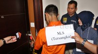 Nursalim memasuki kamar korban. Pool/Lamhot Aritonang/detikFoto.