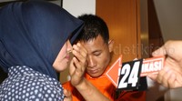 Nursalim memperagakan adegan ke-24. Dalam adegan itu, Nursalim berusaha membekap mulut korban. Pool/Lamhot Aritonang/detikFoto.