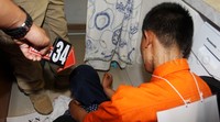 Selama rekonstruksi, Nursalim terlihat cukup kooperatif memperagakan reka adegan pembunuhan tersebut. Pool/Lamhot Aritonang/detikFoto.