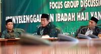 Ketua PBNU Marsudi Syuhud (tengah) bersama Direktur Eksekutif Badan Wakaf Indonesia Achmad Djunaedi (kanan) dan Mantan Direktur Pembinaan Haji dan Umrah Kementerian Agama Ahmad Kartono (kiri) memberikan paparan saat acara Focus Group Discussion di kantor pusat PBNU. Lamhot Aritonang/detikFoto.