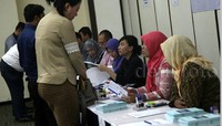 Pendaftar mengantre.