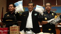 Deputi Pemberantasan BNN Irjen Pol Dedi Fauzi El Hakim (tengah) menunjukkan barang bukti sabu di Kantor Bea dan Cukai, Jl A Yani, Jakarta Timur, Senin (14/9/2015).