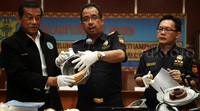 Deputi Pemberantasan BNN Irjen Pol Dedi Fauzi El Hakim (kiri) serta Direktur Jenderal Bea dan Cukai Heru Pambudi (tengah) menunjukkan mesin motor yang digunakan pelaku untuk menyelundupkan sabu.