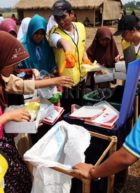 Warga mengumpulkan sampah untuk dibuang.