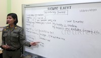 Seorang anggota Satpol PP perempuan Sendy Krisna (21) ditunjuk untuk mengajar Bahasa Inggris.
