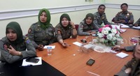 Mereka serius mengikuti pelajaran.
