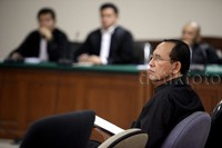 SDA mendengarkan tanggapan jaksa.