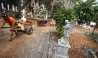 Para pekerja merapihkan dan menata ulang taman di dalam Museum Prasasti Jakarta.
