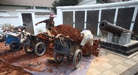 Pekerja membawa tanah untuk menata taman.