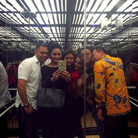 KD menunjukkan kebersamaannya dengan Aurel, Azriel, Anang, Ashanty, serta Raul Lemos lewat akun Instagram-nya. (Instagram/krisdayantirl)
