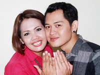 Kemesraan Ely Sugigi dan calon suaminya, Ferry yang tak pernah ada habisnya. Pool/Gus Mun/detikFoto.