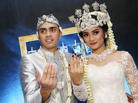 Keduanya memamerkan cincin pernikahan mereka. Pool/Palevi S/detikFoto.