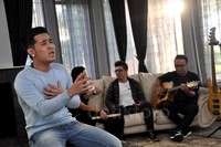 Meski sering membuat video klip bersama D'Bagindas, Bian mengaku tetap grogi beraksi di depan kamera. (Ismail/detikhot)