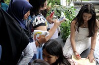 Tak hanya selfie, Cassievers juga meminta tangan Cassie. (dok. Pribadi)