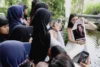 Dara berusia 14 tahun itu menandatangi posternya untuk Cassievers. (dok. Pribadi)