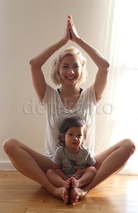 Kenji menemani sang ibu melakukan yoga.