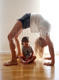 Selain yoga, ibu dua anak tersebut berhasil mengembalikan bentuk tubuh usai melahirkan dengan jogging.