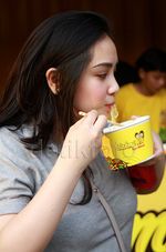 Nyam... Nagita Slavina dan Raffi Ahmad Jualan Mi