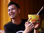 Nyam... Nagita Slavina dan Raffi Ahmad Jualan Mi